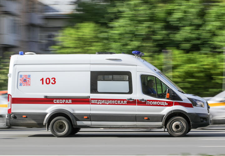 В Краснодаре неадекватный пациент выпал из окна после угроз бригаде скорой 