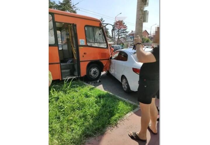 В Краснодаре столкнулись два автомобиля и маршрутный автобус