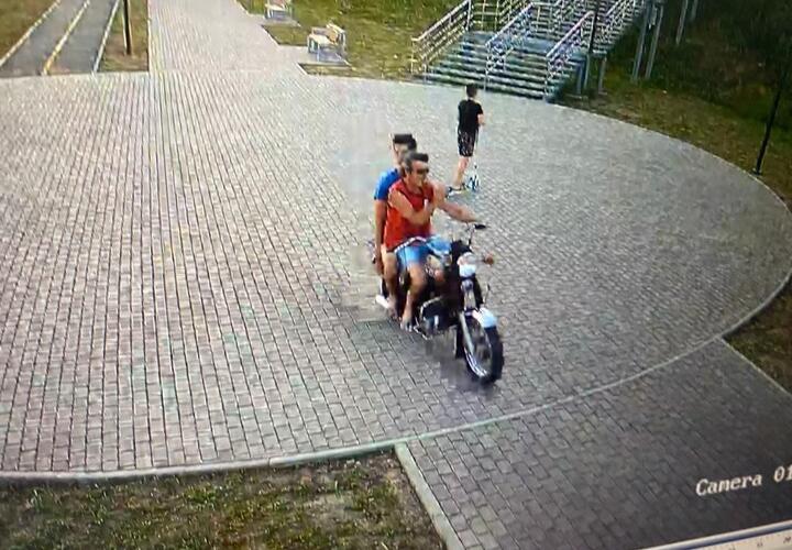 В парке Усть-Лабинска мотоциклист сбил ребенка и скрылся