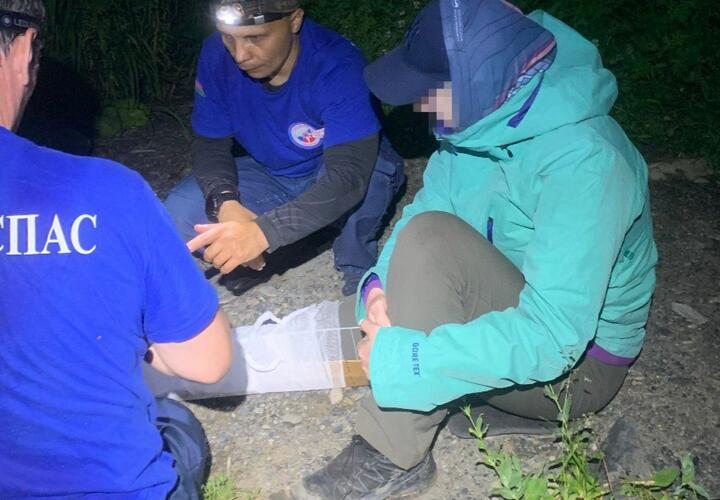 В Сочи спасатели эвакуировали из леса туристку, подвернувшую ногу