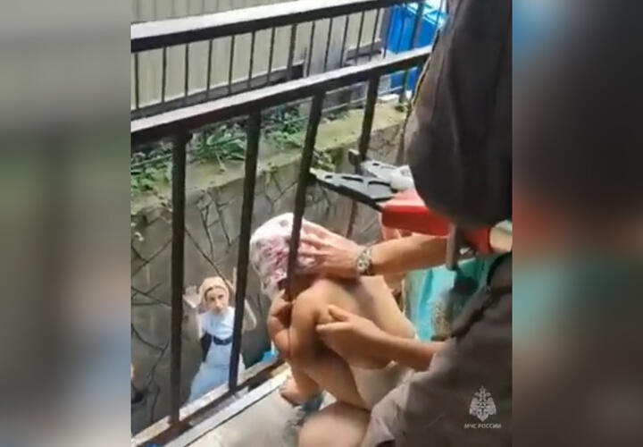 В Сочи спасатели помогли ребенку, застрявшему между прутьями на балконе