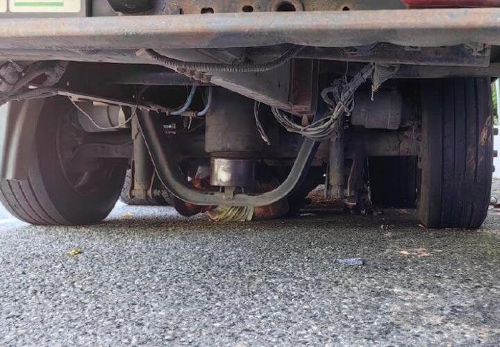 В Сочи водителя грузовика зажало под прицепом автомобиля