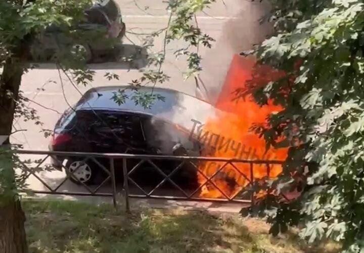 Загоревшаяся на ходу в Краснодаре легковушка попала на видео