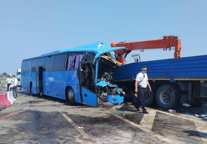 15 пострадавших: на трассе «Кавказ» автобус с пассажирами врезался в грузовик