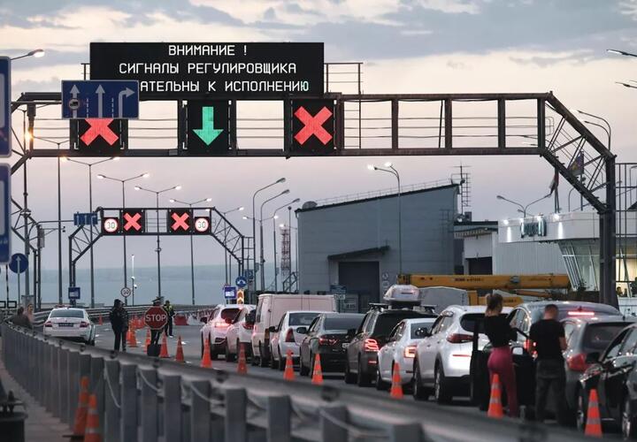 Движение автомобилей через Крымский мост в реверсивном режиме сохранится до середины сентября