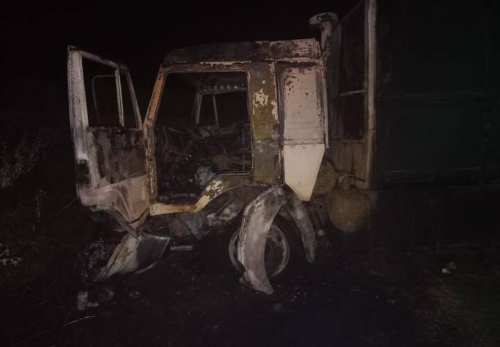 Под Усть-Лабинском полностью сгорели легковушка и грузовик
