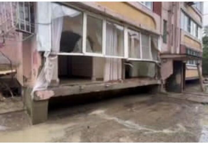 Разрушены магазины и мосты: появилось новое видео из Туапсинского района