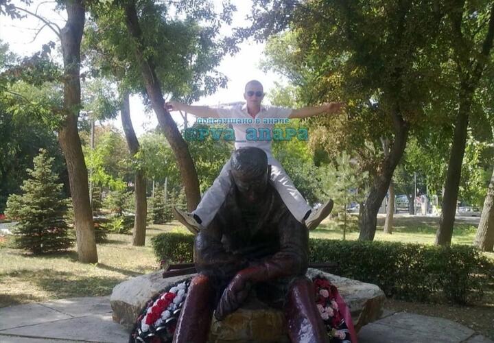В Анапе мужчина залез на монумент павшим воинам ради фото