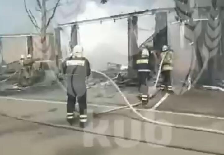 В Краснодаре на Путейской загорелось кафе на площади 200 кв.м.