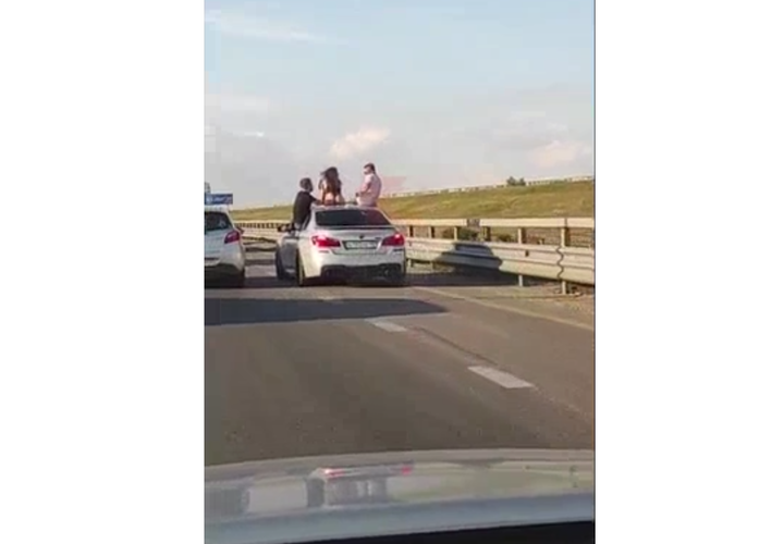 В Краснодаре оштрафовали водителя БМВ, на капоте которого топлес танцевала девушка