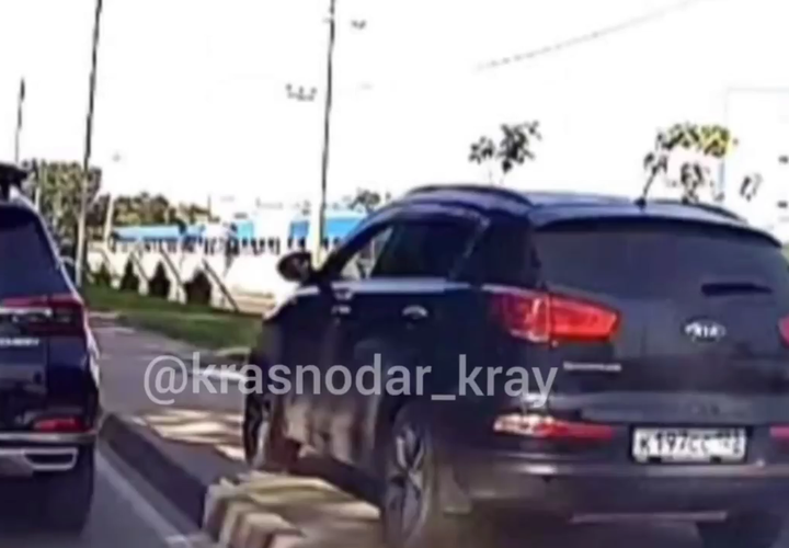 В Краснодаре полицейские оштрафовали водителя за езду по тротуару