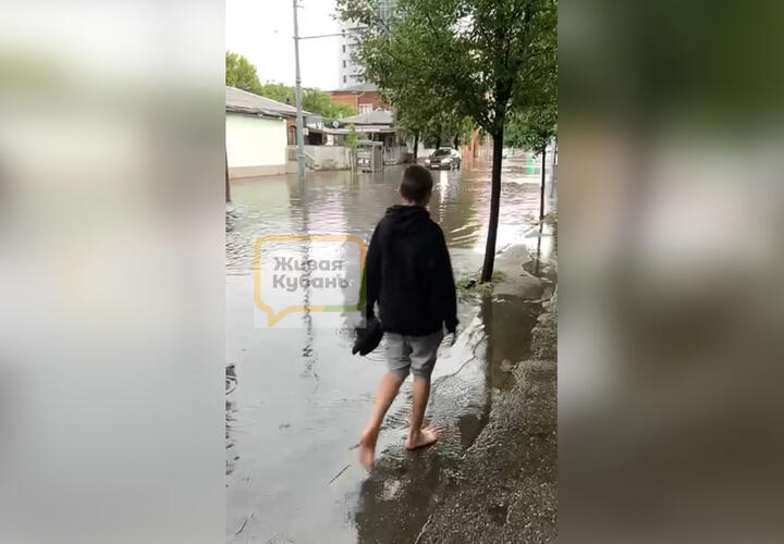 В Краснодаре после мощного ливня затопило улицы, электротранспорт встал