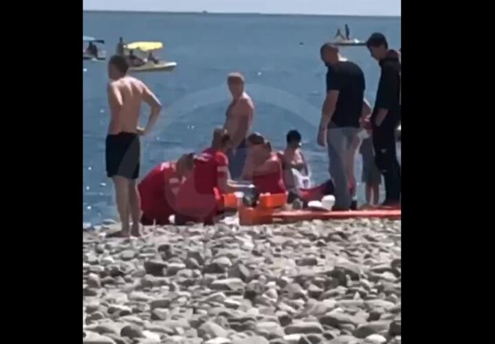 В Сириусе на пляже пьяный мужчина повредил позвоночник 13-летней девочке