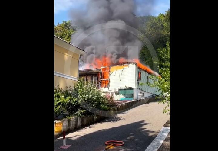 В Сочи из горящего двухэтажного дома эвакуировали 17 человек