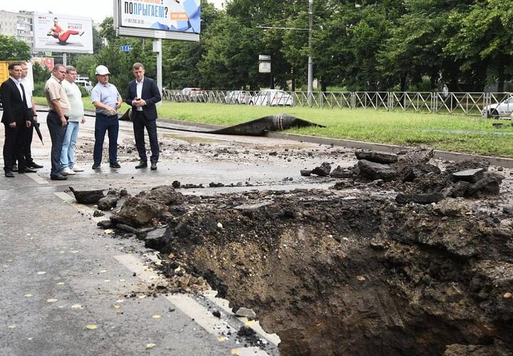 Власти Краснодара обещают ликвидировать дорожный провал на улице Тургенева к 14 июля