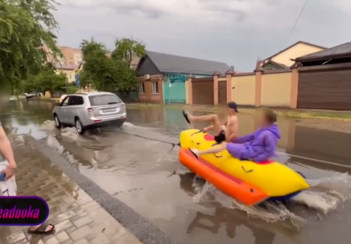 Жители Краснодара устроили заплыв на «банане» по затопленным улицам