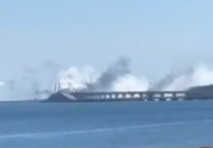 Клубы дыма над Крымским мостом, его снова пытались атаковать
