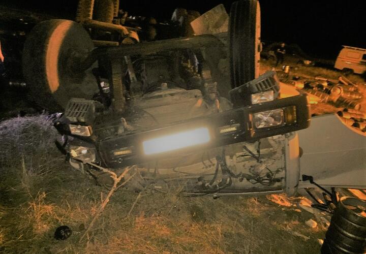 На Кубани, перевернувшись на трассе, погиб водитель «КамАЗа»