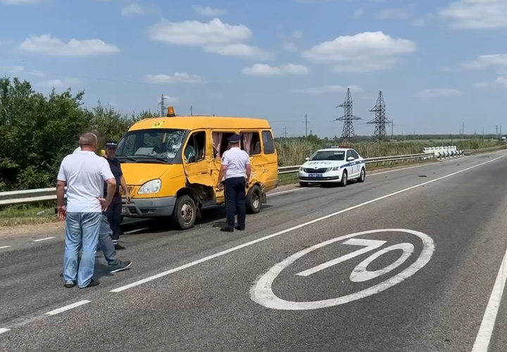 Погиб подросток: в Брюховецком районе Кубани грузовик врезался в микроавтобус с детьми