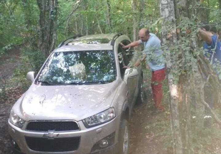 Семья с тремя детьми застряла на автомобиле в лесу под Новороссийском