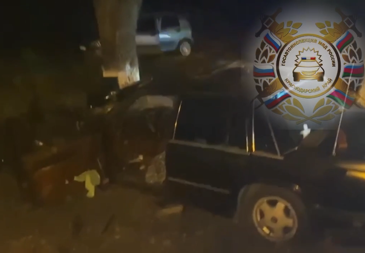 В Армавире водитель автомобиля погиб, врезавшись в дерево