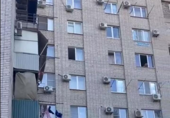 В Краснодаре мужчина выпал из окна многоэтажки 