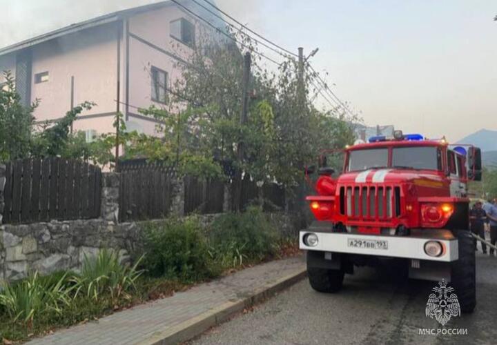 В Сочи спасли двух человек из пожара, трое были эвакуированы