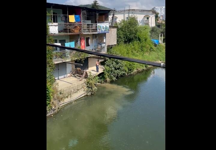 В Сочи жители Дагомыса обнаружили сброс из канализации в реку