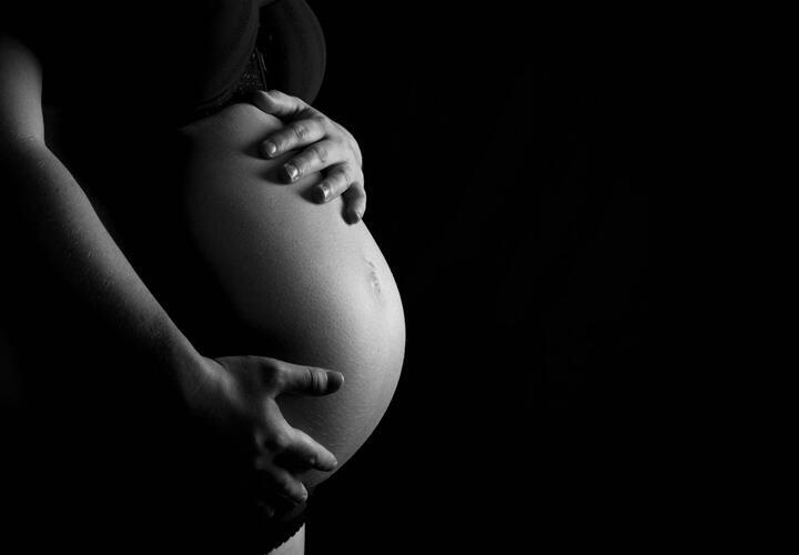 Беременную женщину нашли мертвой в собственной квартире