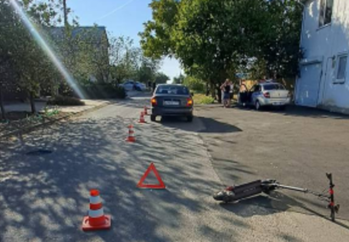 Два подростка на самокате попали под колеса иномарки на Кубани