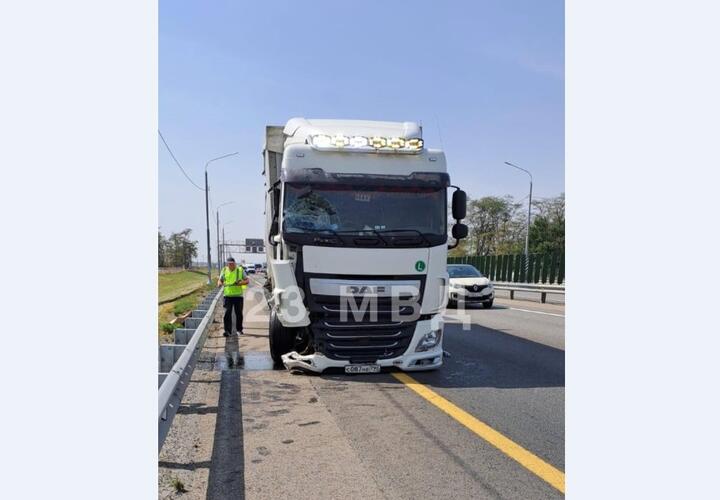 Фура на полном ходу раздавила минивэн на трассе в Краснодарском крае