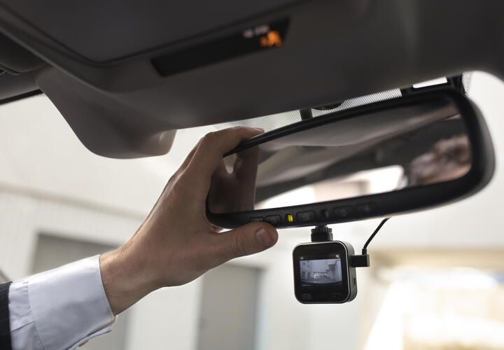 МВД не запрещало вешать видеорегистратор на лобовое стекло в машине