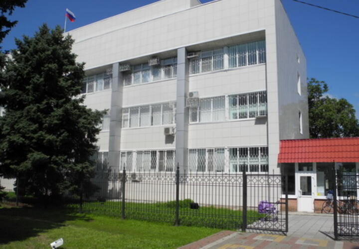 На Кубани директор МУП фиктивно устроил на работу своих друзей