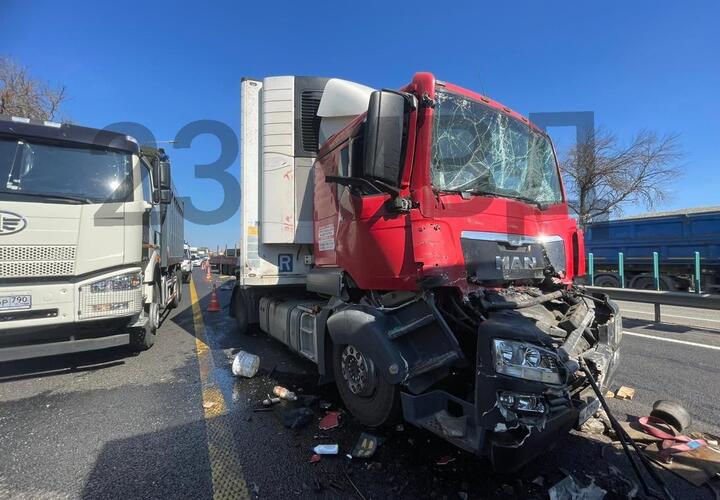 На Кубани в аварии с тремя большегрузами погиб 67-летний водитель