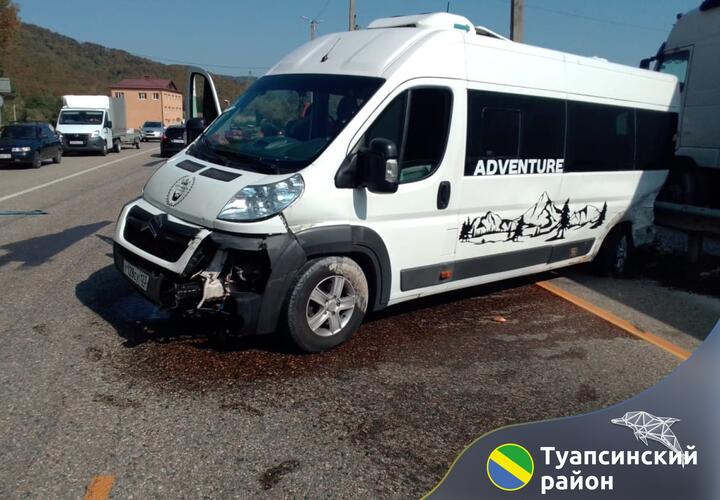 На Кубани в ДТП с грузовиком и микроавтобусом погибли двое