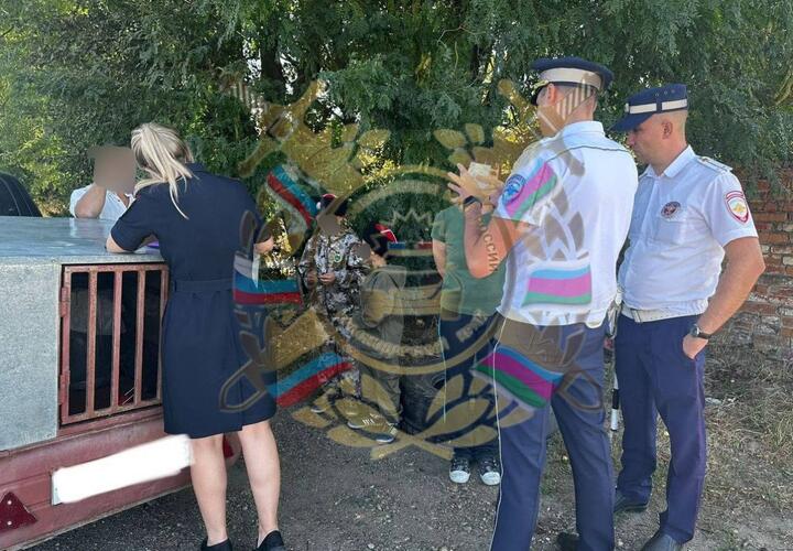 На Кубани женщина возила по трассе своих детей в автоприцепе