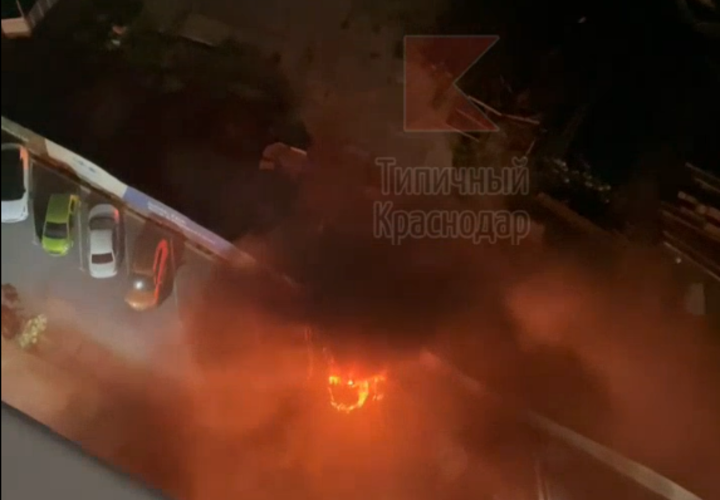 На парковке в Краснодаре сгорели три автомобиля