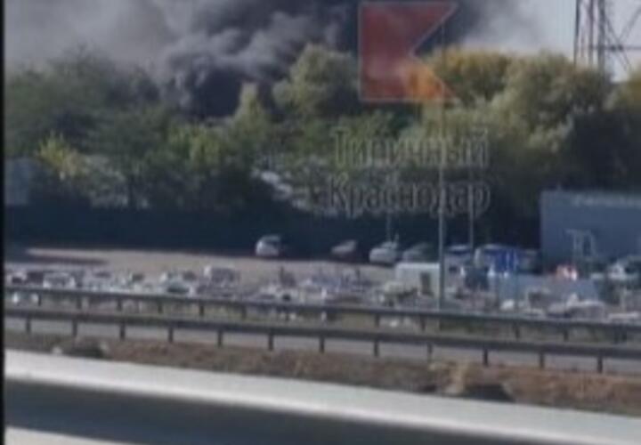 На Ростовском шоссе в Краснодаре начался крупный пожар