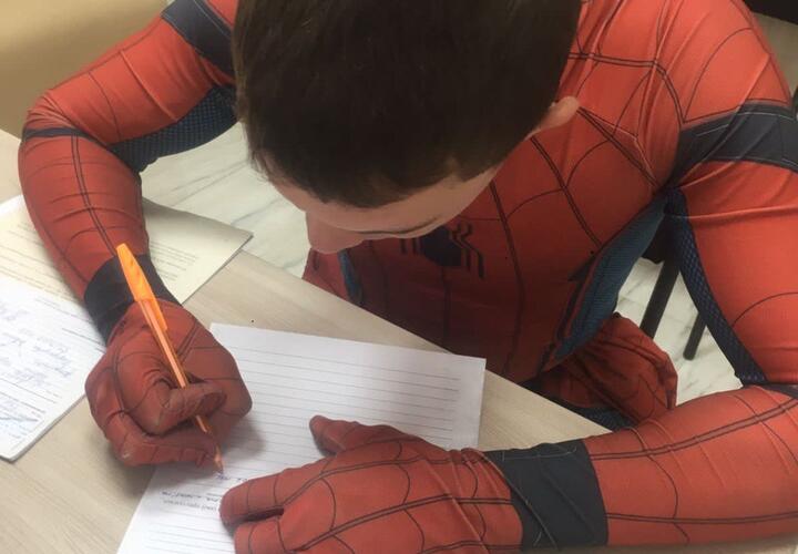 Не геройский поступок: в Анапе спайдермен украл музыкальную колонку