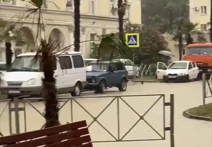 Нельзя открывать люки: в Сочи ожидаются сильные сели и затопления