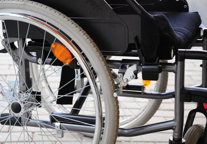 Паралимпийцу два раза сломали инвалидную коляску в аэропорту Сочи