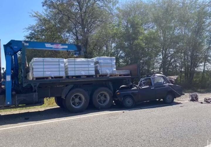 Под Армавиром в ДТП с грузовиком погибли два человека