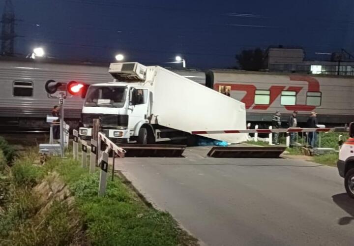 Поезд «Адлер - Санкт-Петербург» врезался в грузовик с творогом