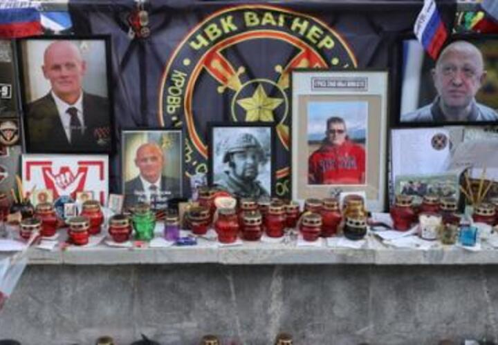 Против парня, который разгромил мемориал ЧВК "Вагнер", возбудили уголовное дело