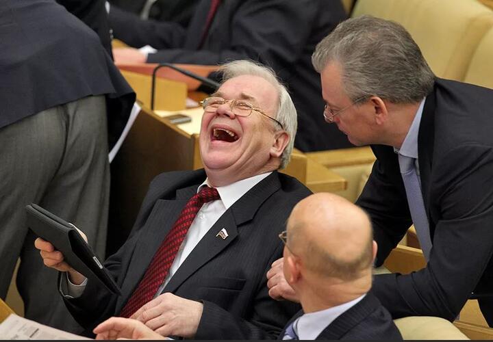 Радость-то какая: Путин повысил зарплаты российским госслужащим