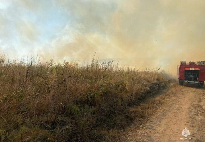 Сильное задымление: в Темрюкском районе из-за пожара людей перемещают в безопасное место