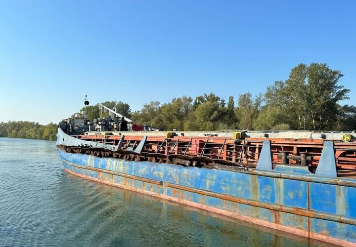 Судно, которое следовало в Краснодарский край, попало в кораблекрушение