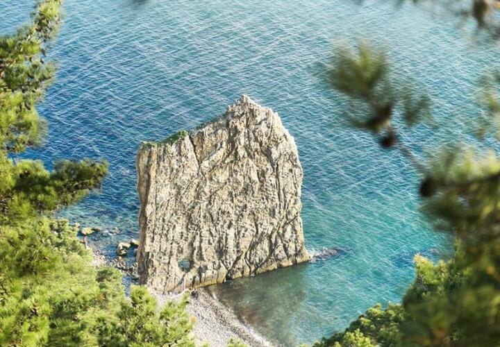 Туристы сорвались с 30-метровой скалы под Геленджиком