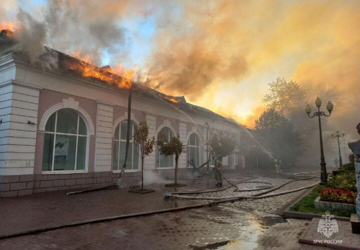 В центре Ейска ночной пожар уничтожил здание банка 