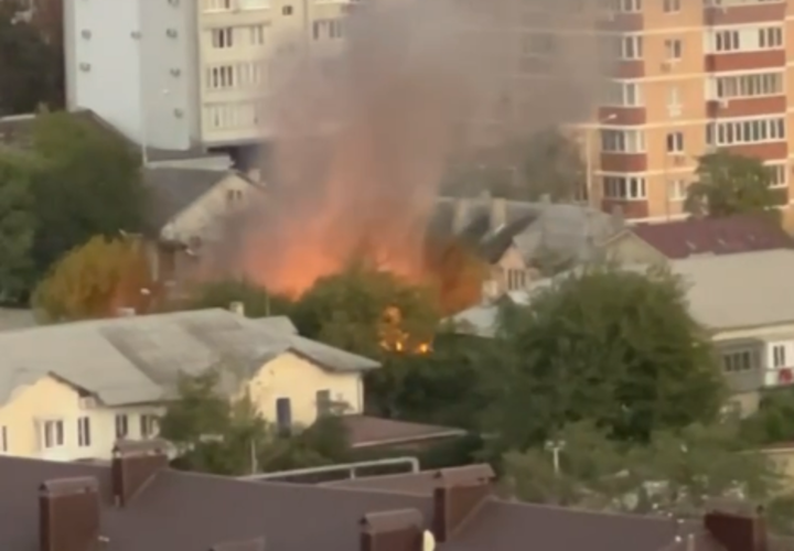 В центре Краснодара произошел пожар, горят гаражи
